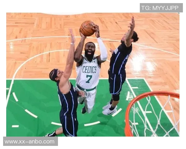 杰伦布朗半场表现惊艳12投7中砍下17分并贡献4篮板3助攻三分球命中率高达75